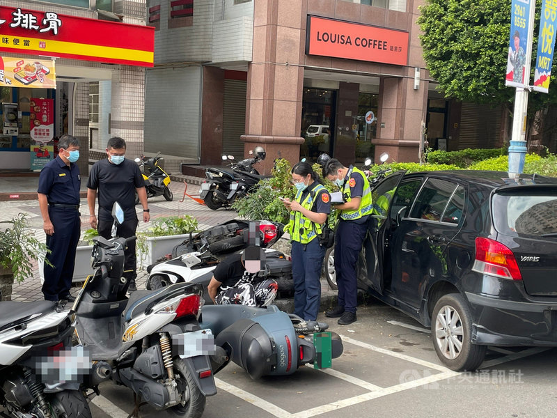 淡水警方16日前往拘提42歲吳姓慣竊,未料吳姓男子假意配合,竟重踩汽車油門企圖逃逸,撞毀路邊5輛機車,警員也遭拖行輕傷。全案訊後依妨害公務及竊盜等罪嫌拘提移送地檢署法辦。(民眾提供)中央社記者沈佩瑤傳真 110年9月17日