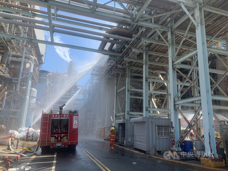 高雄大林煉油廠區管線氫氣17日不明原因外洩,警消目前已到場灑水戒護。(讀者提供)中央社記者洪學廣傳真 110年9月17日