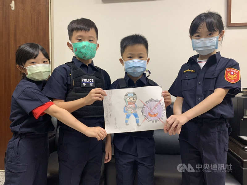 新竹市立東門國民小學3年級學童李秉諺(左2)與一年級弟弟李予睿(右2)、3年級陳昕(右1)及幼兒園大班妹妹陳琳(左1)拿出零用錢或壓歲錢,在家長幫助下,買面罩與護目鏡送給警察,並親手畫圖表達心意,希望員警值勤巡邏時注意防疫。中央社記者郭宣彣攝 110年9月17日