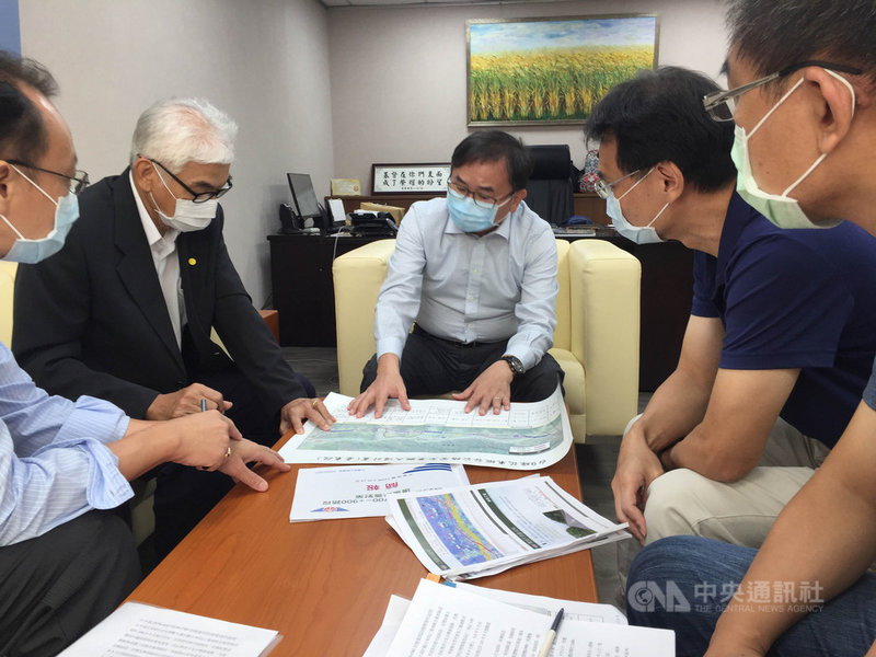 台23線東富公路台東泰源鄉路段邊坡零星落石問題,立委劉櫂豪(中)16日邀公路總局長許鉦漳(左2)研議解決方案。(劉櫂豪服務處提供)中央社記者盧太城台東傳真 110年9月17日