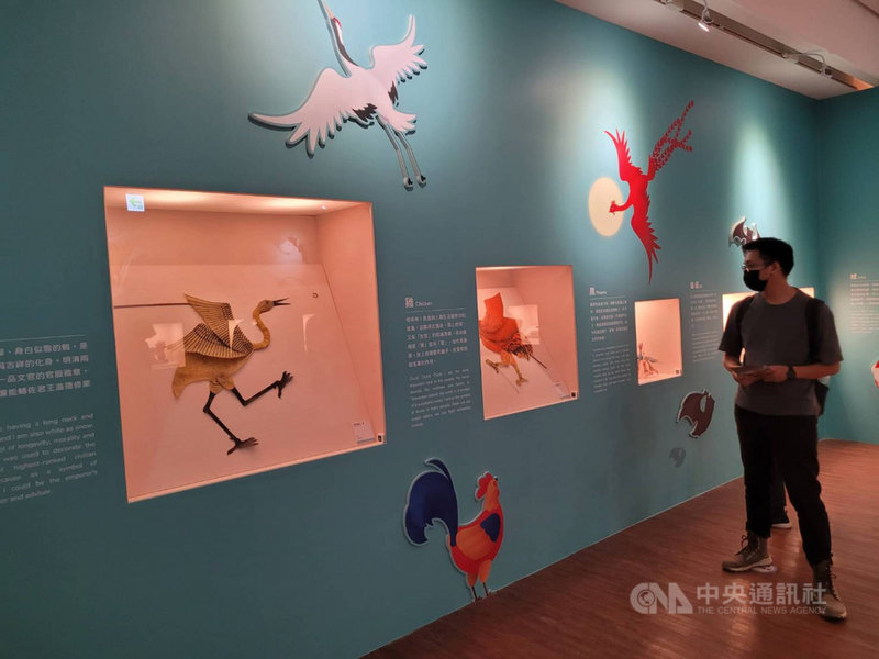 國立傳統藝術中心宜蘭園區「傳藝動物園」大展17日登場,園區以各類與動物有關的120件藝術文物對外展出,如以皮革製成的皮影戲偶「鶴」,兼具美感與吉祥祝福意涵。中央社記者沈如峰宜蘭縣攝 110年9月17日