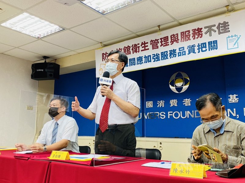消基會17日陪同消費者指出,苗栗縣某收費昂貴防疫旅館有蟑螂、螞蟻出沒,冷氣口也有灰塵等,網頁圖文不符實況,有廣告不實問題,除要求業者要負賠償責任,也將請苗縣府執法處理,呼籲觀光局落實防疫旅館等級核實,稽查品管是否符規定。(消基會提供)中央社記者楊淑閔傳真 110年9月17日