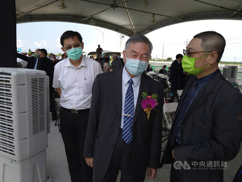行政院副院長沈榮津(前中)17日到嘉義參加滯洪池電廠啟用儀式,致詞時表示,因應「2050年淨零排放」,政府超前布署進行能源轉型,讓廠商有綠電可買,也利用這機會建立離岸風電的產業。中央社記者蔡智明攝 110年9月17日