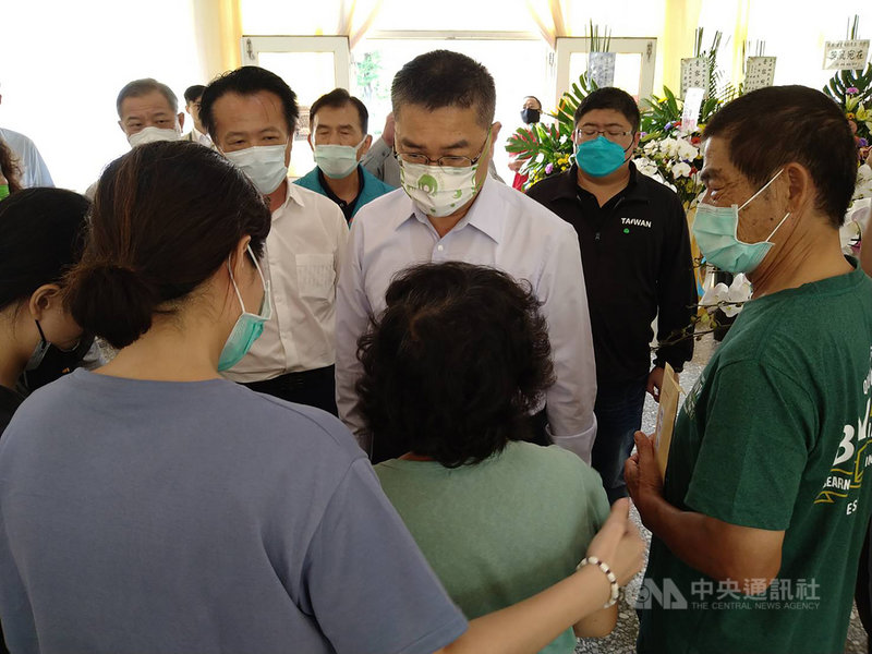 嘉義縣消防局第二大隊新港分隊隊員翁翊凱13日潛水訓練溺斃;內政部長徐國勇(後中)17日到朴子市殯儀館弔祭,贈送慰問金並慰問家屬。中央社記者蔡智明攝 110年9月17日