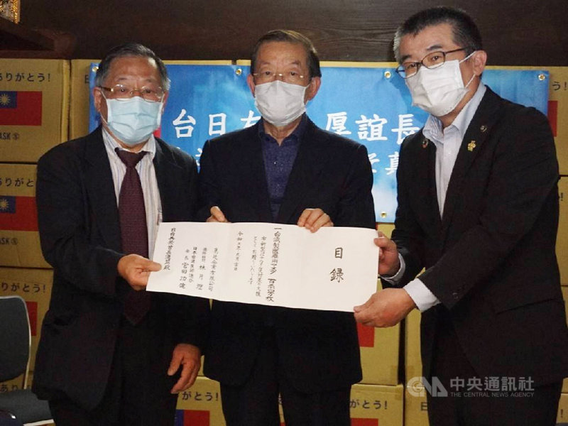 駐日代表謝長廷(中)17日到埼玉縣出席易廷企業公司捐贈日本124萬片口罩儀式。他說,124萬這數字應是感念日本政府捐給台灣疫苗的首批數量。台日之間不斷鼓勵、加油,是善的循環。(駐日代表處提供)中央社記者楊明珠東京傳真 110年9月17日