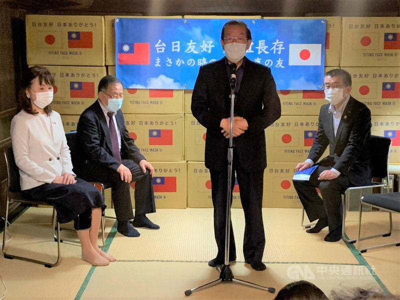 駐日代表謝長廷17日到埼玉縣出席台灣的易廷企業公司捐日124萬片口罩的儀式時表示,台日之間都互相鼓勵、感謝,但中國都是在那裡罵來罵去。(駐日代表處提供)中央社記者楊明珠東京傳真 110年9月17日