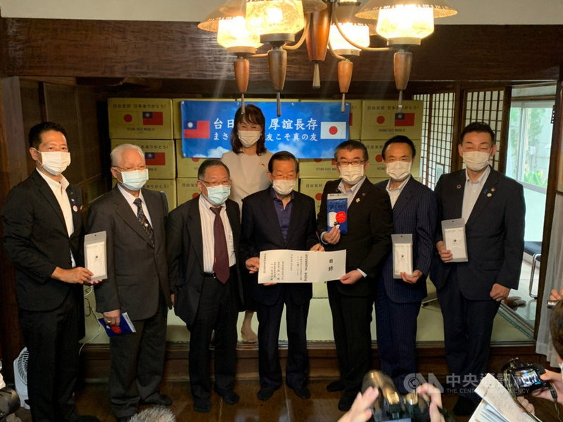 桃園的易廷企業公司委旅日台灣團體及僑領代表捐124萬片口罩給日本,由「日台共榮首長聯盟」幹事長、埼玉縣本庄市市長吉田信解(右3)代表收下。(駐日代表處提供)中央社記者楊明珠東京傳真 110年9月17日