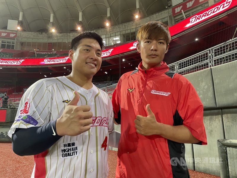 中職味全龍隊王牌投手王維中(右)17日投7.2局無失分,率隊以1比0擊敗中信兄弟,王維中對表現很滿意,認為吉力吉撈.鞏冠(左)配球功勞大,吉力吉撈則稱讚王維中「認真的時候很帥」。中央社記者謝靜雯攝 110年9月17日
