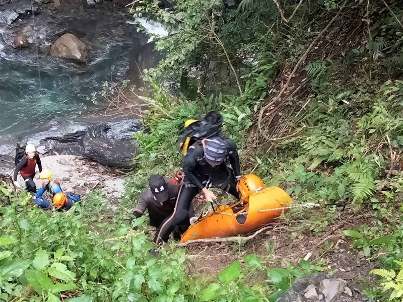 新竹縣消防局表示,祈姓男子11日騎越野機車上尖石鄉高台山失聯,17日被搜救人員以空拍機在錦屏溪山溝附近尋獲,並順利將人接下山送醫。(新竹縣消防局提供)中央社記者郭宣彣傳真 110年9月17日