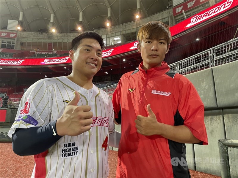 中職味全龍隊王牌投手王維中(右)17日投7.2局無失分,率隊以1比0擊敗中信兄弟,王維中對表現很滿意,認為吉力吉撈.鞏冠(左)配球功勞大,吉力吉撈則稱讚王維中「認真的時候很帥」。中央社記者謝靜雯攝 110年9月17日