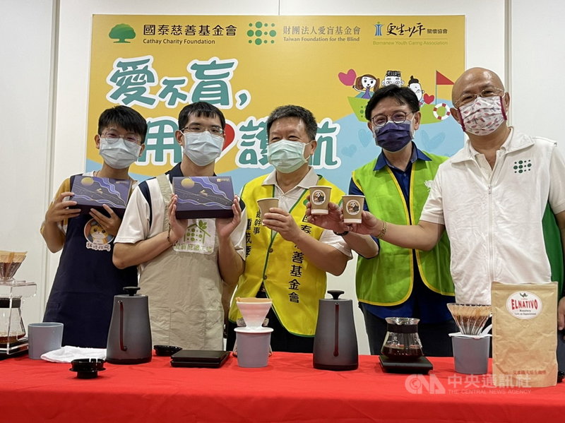 國泰慈善基金會攜手愛盲基金會,認購庇護工場員工包裝的中秋禮盒,17日捐贈給新北市少年培力園,送月餅到更生培力的少年家中,感受社會的溫暖。(更生少年關懷協會提供)中央社記者黃旭昇新北傳真 110年9月17日