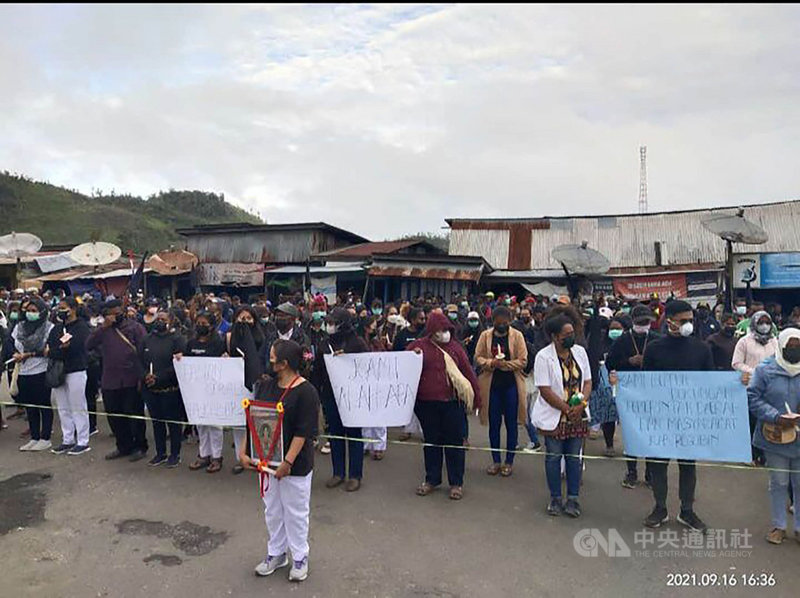 印尼巴布亞武裝分子13日燒掠診所,攻擊醫護人員,造成一死多傷。印尼醫學會與巴布亞的醫護人員16日發起遊行,哀悼罹難護理人員加布瑞拉,要求當局保護醫護人員安全。(印尼醫學會提供)中央社記者石秀娟雅加達傳真 110年9月17日