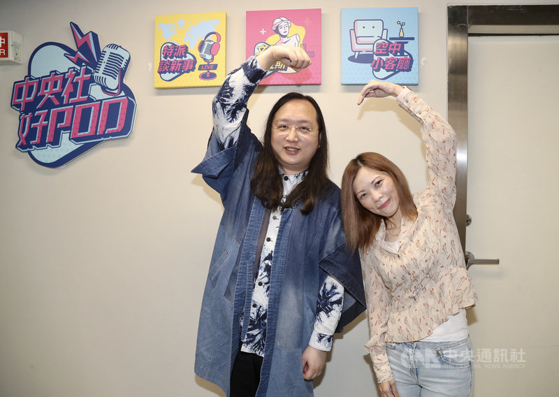 行政院政務委員唐鳳(左),受邀擔任中央社Podcast節目「空中小客廳」嘉賓,與主持人張若瑤(右)暢談疫情下的數位創新。中央社記者張皓安攝 110年9月17日
