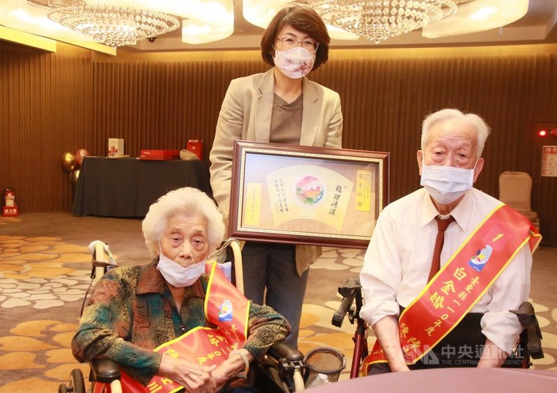 台東縣政府17日舉辦「110年度金鑽石婚表揚活動」,其中陳士川(右)與陳蔡參(左)夫妻結婚71年時間最長,2人接受縣長饒慶鈴(中)頒贈白金婚祝賀狀。(台東縣政府提供)中央社記者盧太城台東傳真 110年9月17日