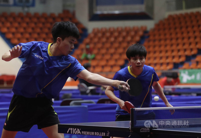 110年全國運動會桌球混雙決賽17日舉行,台灣桌球好手林昀儒(左)、鄭怡靜(右)代表台北市出賽,拿下冠軍。中央社記者吳家昇攝 110年9月17日