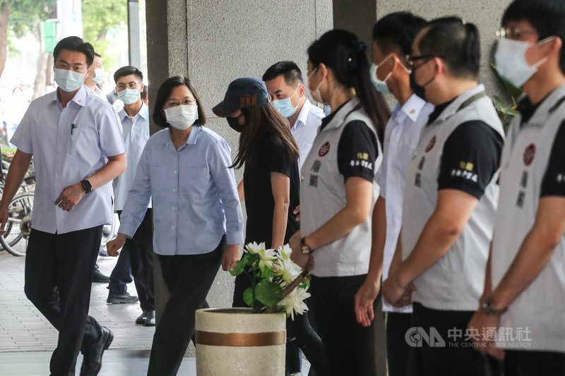 金鐘視帝龍劭華14日驟逝,牌位目前安置在台北龍巖會館,追思靈堂17日開放親朋好友弔唁,總統蔡英文(前左2)中午也到場致意。中央社記者裴禛攝 110年9月17日