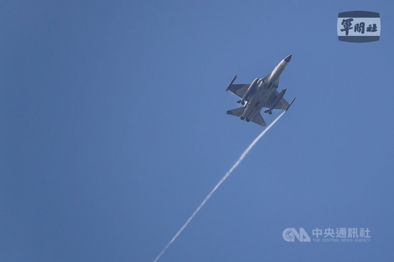 17日是漢光37號實兵實彈演習最後一天,IDF戰機於台中清泉崗進行連續反擊操演。(軍聞社提供)中央社記者游凱翔傳真 110年9月17日