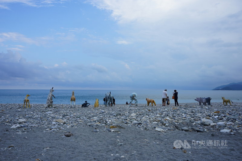 花蓮北濱海灘上,有老虎、犀牛、猴子及梅花鹿等12隻動物望向大海排排站,細看每隻動物身上都有傷痕,這是藝術家邱承宏的作品「水泥動物園」。中央社記者張祈攝 110年9月17日