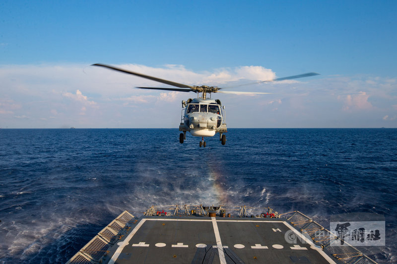 17日是漢光演習最後一天,S-70C直升機在田單軍艦上進行起落艦操演課目,展現反潛能量。(軍聞社提供)中央社記者游凱翔傳真 110年9月17日