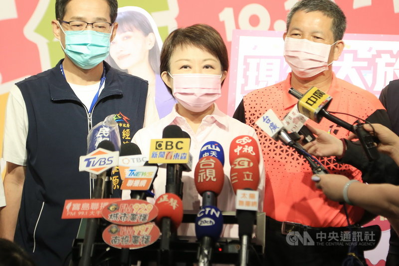 台中市長盧秀燕(中)17日出席記者會接受媒體聯訪時表示,台中市將於23至24日為7月9日前已接種第1劑莫德納疫苗、且間隔滿10週以上的75歲以上等長者,接種第2劑莫德納疫苗。中央社記者郝雪卿攝 110年9月17日