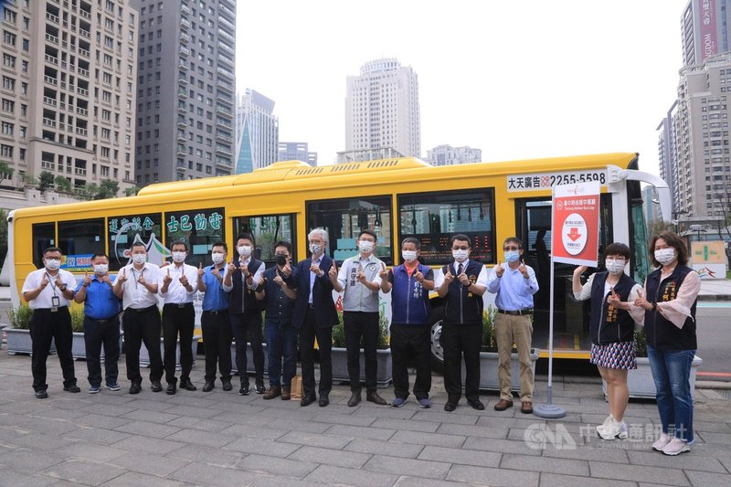 「台灣好行─台中時尚城中城線」17日舉辦啟動儀式,市府表示,台中市第一條台灣好行路線上路,將串聯文化場域與商圈,帶領旅客吃喝玩樂,體驗豐富在地文化。(台中市政府提供)中央社記者郝雪卿傳真 110年9月17日