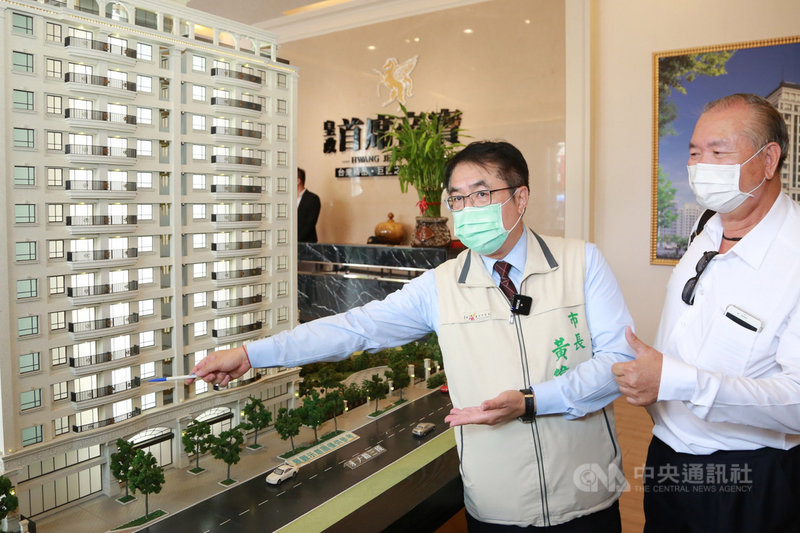 為將五倍券消費留在台南,2021年台南購物節抽獎推出「輕豪宅」當最大獎,台南市長黃偉哲(左)17日開箱「輕豪宅」亮點,並邀請全國民眾到台南旅遊順便抽獎,若沒空來台南,只要透過訂購台南產品,發票為台南開出,也可享抽獎機會。(台南市政府提供)中央社記者張榮祥傳真 110年9月17日