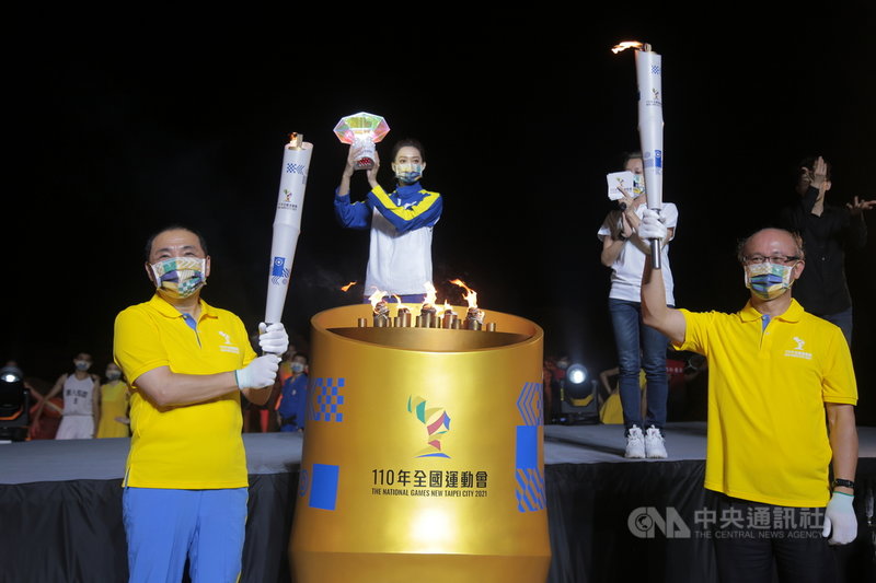 110年全國運動會聖火引燃典禮17日晚間在新北市萬里區野柳地質公園舉行,新北市長侯友宜(前左)、教育部常務次長林騰蛟(前右)共同從母火座將聖火引出。(新北市政府體育處提供)中央社記者沈佩瑤傳真 110年9月17日