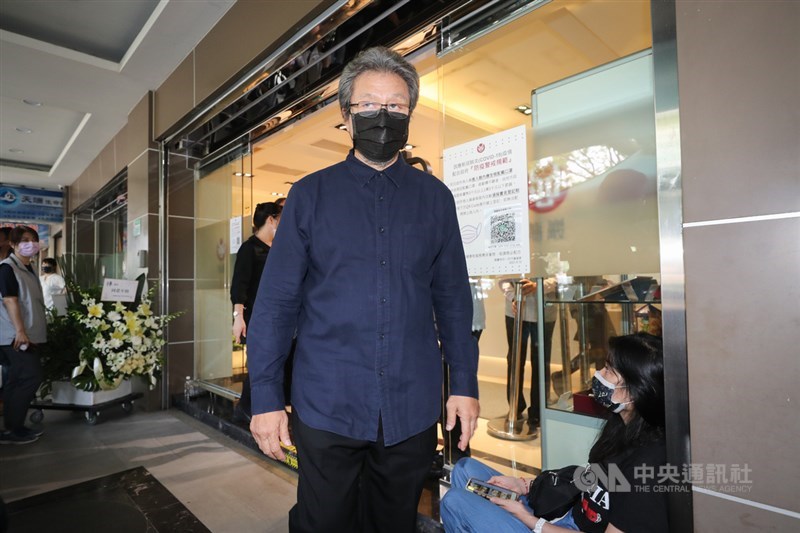 金鐘視帝龍劭華14日驟逝,牌位目前安置在台北龍巖會館,追思靈堂17日起開放親朋好友弔唁,藝人楊烈(前中)上午前往致意。中央社記者裴禛攝 110年9月17日