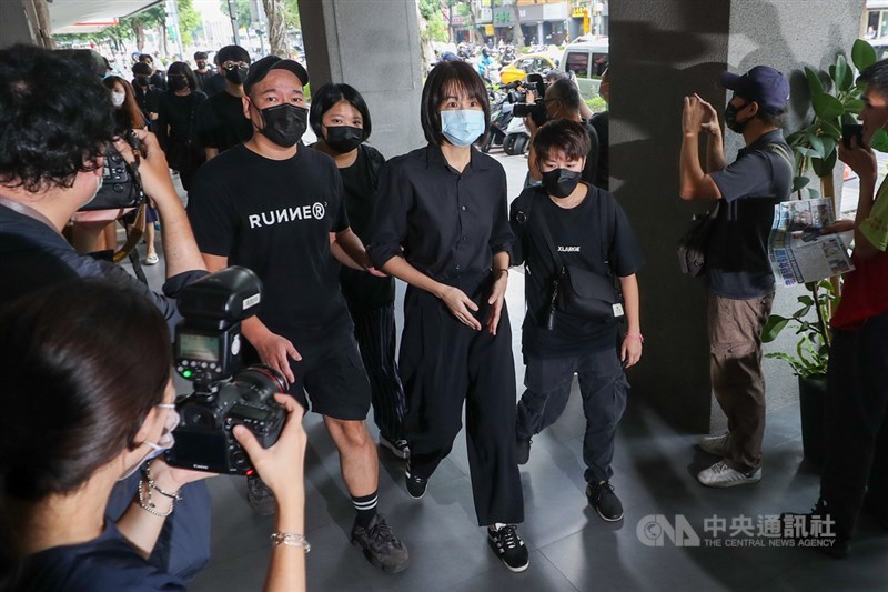 金鐘視帝龍劭華14日驟逝,追思靈堂17日起開放親朋好友弔唁,藝人曾沛慈(前中)與劇組人員上午前往靈堂致意。中央社記者裴禛攝 110年9月17日
