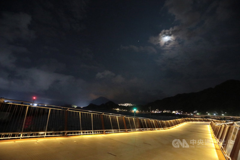 全長168公尺的基隆望海巷跨海景觀橋17日晚間點燈啟用,基隆市政府強調,這座景觀橋銜接基隆與新北自行車道,可讓基隆潮境公園、國立海洋科技博物館等景點及東北角觀光區連成一氣。(基隆市政府提供)中央社記者沈如峰基隆傳真 110年9月17日