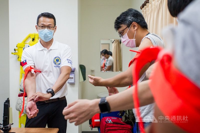 高雄醫學大學附設中和紀念醫院攜手高雄市消防局,推動到院前創傷救命術(PHTLS)課程,提升第一線消防現場緊急救護處置,緊急救護教官施武鈞(左)示範止血帶使用。(高醫附設中和紀念醫院提供)中央社 110年9月17日