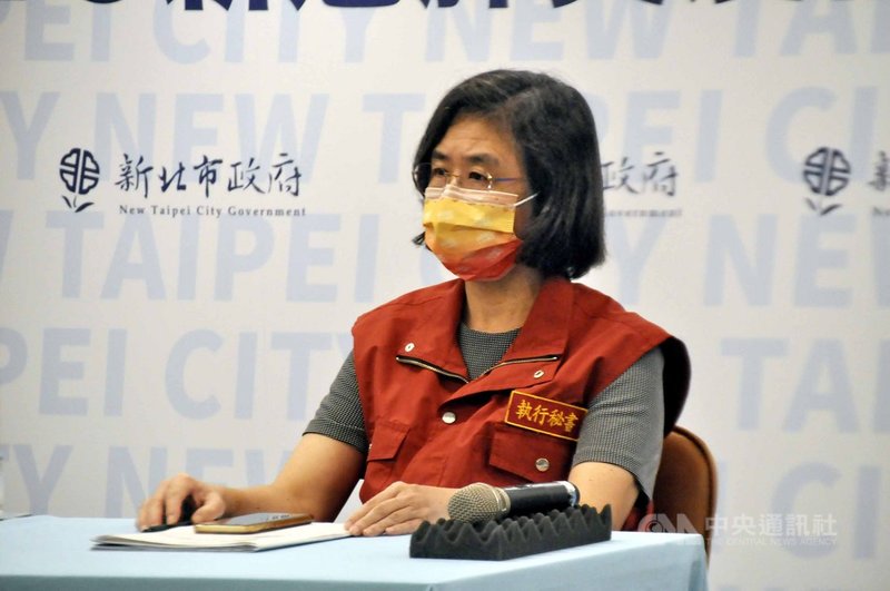 新北幼兒園群聚感染事件,部分居家隔離者即將在17日深夜隔離期滿,18日凌晨解除隔離。新北市府衛生局長陳潤秋(圖)表示,解除隔離後還會有7天的自主健康管理,解除隔離前並會3度採檢陰性才會解隔。中央社記者黃旭昇新北攝 110年9月17日