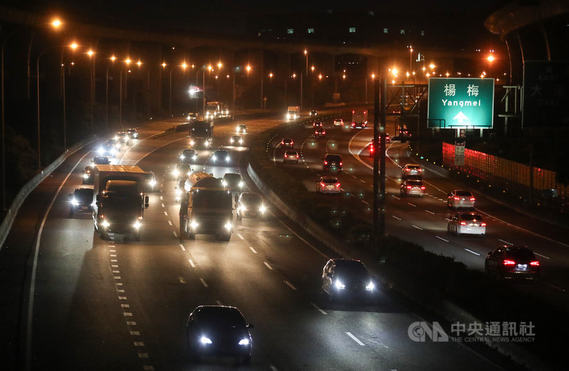 17日是中秋節連假前最後一個上班日,高速公路各路段下午就逐漸出現返鄉車流,晚間北部國道再湧入下班車潮,多處路段雙向壅塞。圖為國道一號。中央社記者張新偉攝110年9月17日
