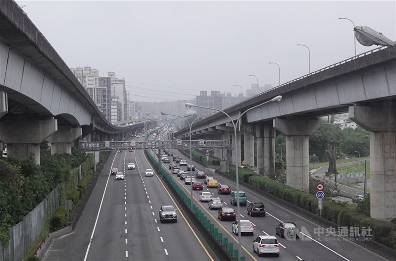 中秋節連續假期17日開始,高速公路局預估假期首日國道車流量最多,有6個路段容易塞車。(中央社檔案照片)