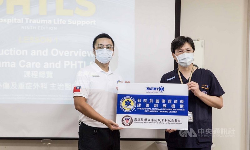 高雄醫學大學附設中和紀念醫院攜手高雄市消防局,推動到院前創傷救命術(PHTLS)課程,搶救創傷患者生命。圖為美國國家緊急救護技術員學會(NAEMT)委任代表,頒發到院前創傷救命術認證訓練機構證明給高醫外傷暨重症外科主任陳昭文(右)。(高醫附設中和紀念醫院提供)中央社 110年9月17日