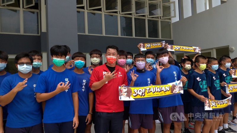 立法院副院長蔡其昌與台灣基進立委陳柏惟(紅衣者)媒合企業,捐贈台中市立龍津高級中等學校運動物資,17日到學校為基層運動選手們加油打氣。中央社記者蘇木春攝 110年9月17日