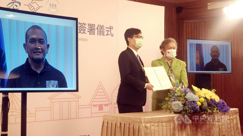 高雄市政府17日與帛琉共和國第一大州科羅州簽署姊妹市協定;由市長陳其邁(左)和出身科羅州的帛琉駐台大使歐克麗(Dilmei L. Olkeriil)(右)簽署見證,並由科羅州州長吉本斯(Franco Gibbons)預錄影片致詞。中央社記者蔡孟妤攝 110年9月17日