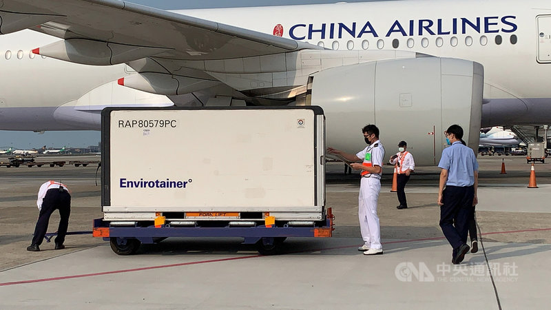 台灣自購的AZ疫苗再度到貨,第9批共64萬劑17日下午運抵桃園國際機場,海關人員進行機邊驗放作業。中央社記者葉臻攝 110年9月17日