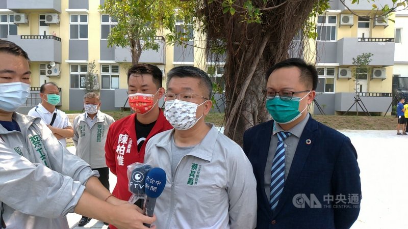 立法院副院長蔡其昌(右2)17日表示,民進黨絕對全力支持台灣基進立委陳柏惟,未來反罷免相關活動,都會協助支持。中央社記者蘇木春攝 110年9月17日