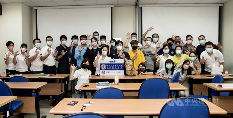 高雄醫學大學附設中和紀念醫院攜手高雄市消防局,推動到院前創傷救命術(PHTLS)課程,提升第一線消防現場緊急救護處置,盼造福更多創傷患者。(高醫附設中和紀念醫院提供)中央社 110年9月17日
