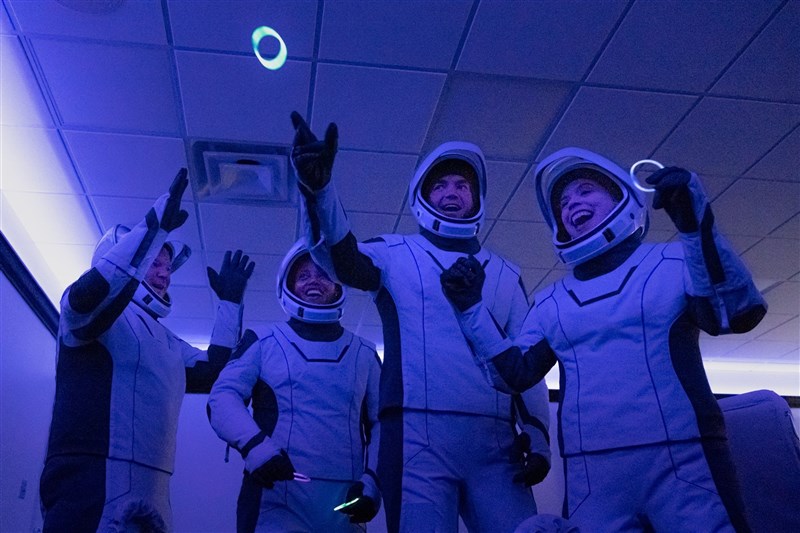 美國太空探索科技公司16日表示,4名參與Inspiration4開創性任務的平民組員都很健康,「正舒適地休息中」。圖為4人出發前開心合影。(圖取自twitter.com/inspiration4x)