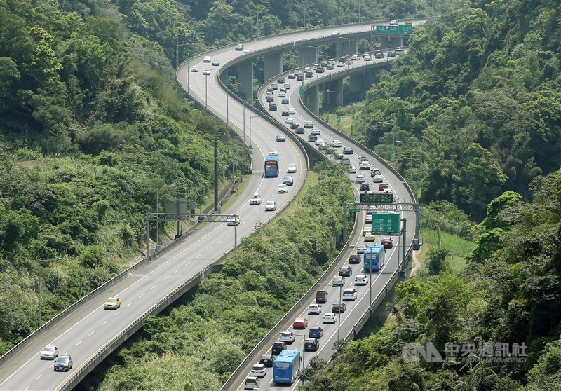 高速公路局預估,17日上午9時起,國道5號南下路段就易塞車,並可能持續至深夜12時。(中央社檔案照片)