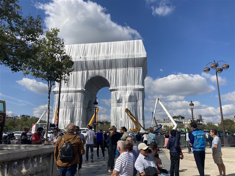 巴黎凱旋門被塑膠布包覆故環境藝術大師構想實現 文化 重點新聞 中央社cna