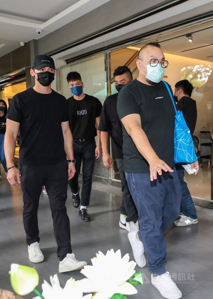 金鐘視帝龍劭華14日驟逝,追思靈堂17日起開放親朋好友弔唁,導演葉天倫(前右)與藝人溫昇豪(左)前往靈堂致意。中央社記者裴禛攝 110年9月17日