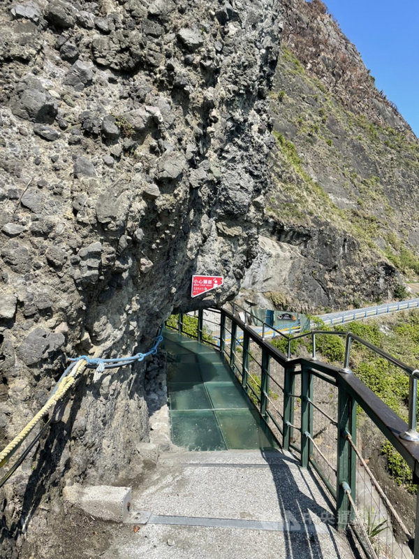 花蓮縣豐濱鄉知名景點「親不知子海上古道」將於18日中秋連假重新開放,遊客走入步道須強制戴安全帽。(豐濱鄉公所提供)中央社記者張祈傳真 110年9月17日