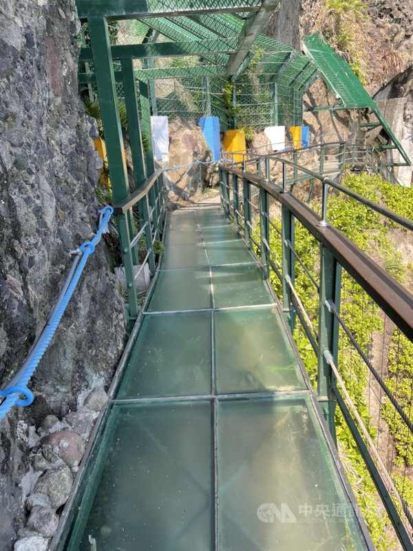 花蓮縣豐濱鄉知名景點「親不知子海上古道」8月因火燒山導致邊坡落石不斷封閉至今。經豐濱鄉公所清除、評估,決定18日中秋連假重新開放。(豐濱鄉公所提供)中央社記者張祈傳真 110年9月17日
