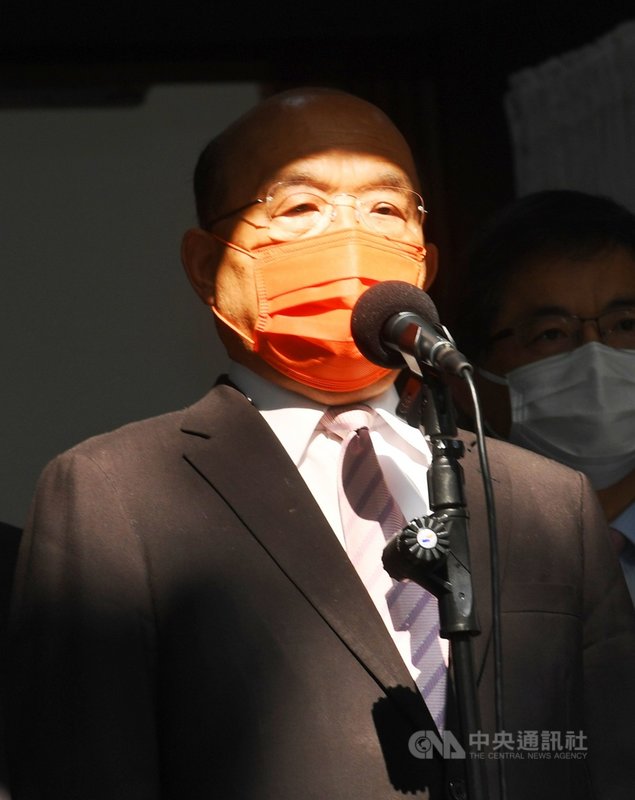 立法院第10屆第4會期17日開議,行政院長蘇貞昌(前)上午赴立法院進行「3+11」專案報告並備質詢,會前接受媒體聯訪。中央社記者施宗暉攝 110年9月17日