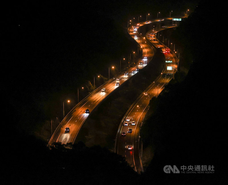 中秋節連假18日起一連4天,高公局預測,17日傍晚國道將有下班及返鄉車潮,國道5號坪林路段晚間7時許交通順暢。中央社記者鄭清元攝 110年9月17日