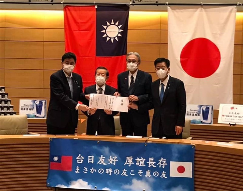 為感謝日本多次對台援贈疫苗,駐日代表謝長廷(左2)16日代表台灣政府捐贈日本醫療物資,由日華議員懇談會會長古屋圭司(右2)代表接受。懇談會幹事長日本防衛大臣岸信夫(左1)到場見證觀禮。(圖取自facebook.com/frankcthsiehfans)