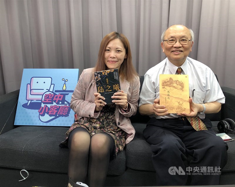 公視史詩戲劇「斯卡羅」原著小說「傀儡花」作者陳耀昌(右),受邀擔任中央社Podcast節目「空中小客廳」嘉賓,暢談寫作點滴。 中央社記者吳桓中攝 110年9月10日